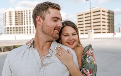 How to Choose the Perfect Pose for Your Engagement Photos?