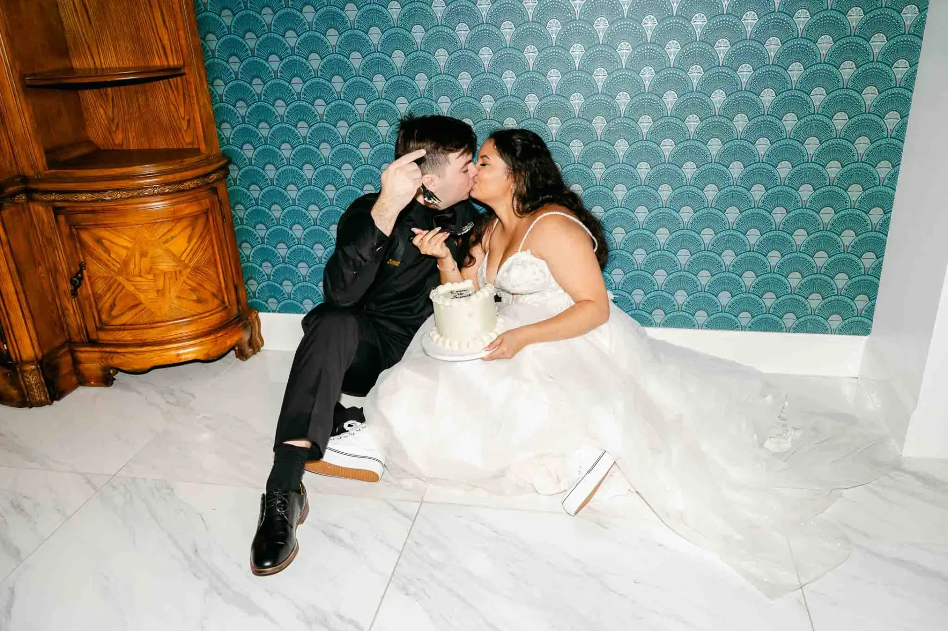 Kyle and Lauren cutting their wedding cake together